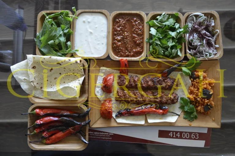 Adana kebap sofrası ve közlenmiş biber