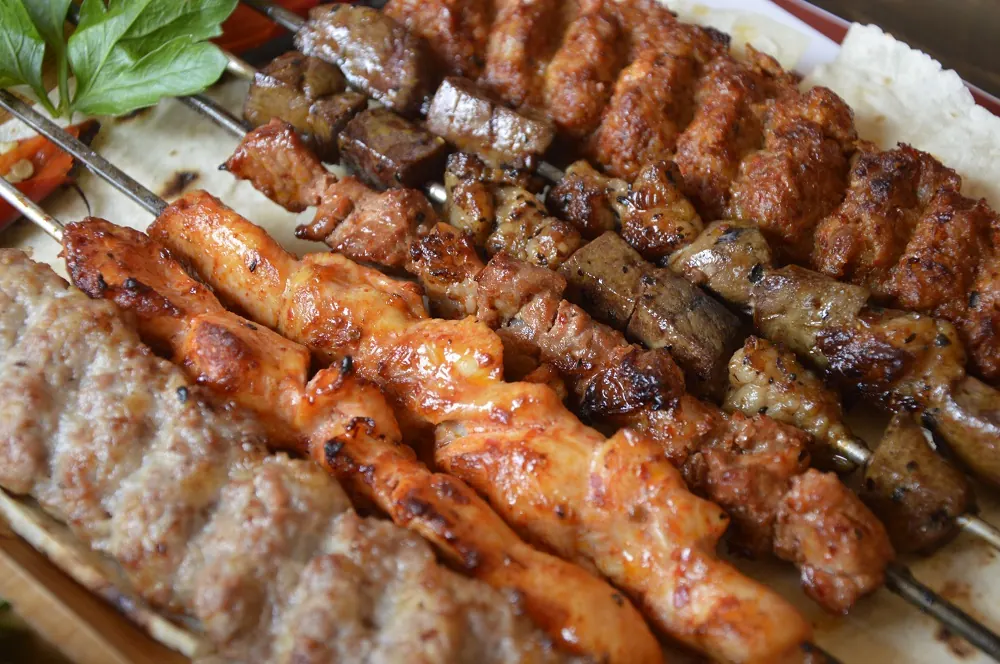 Bursa'da közde pişmiş karışık kebap şişleri
