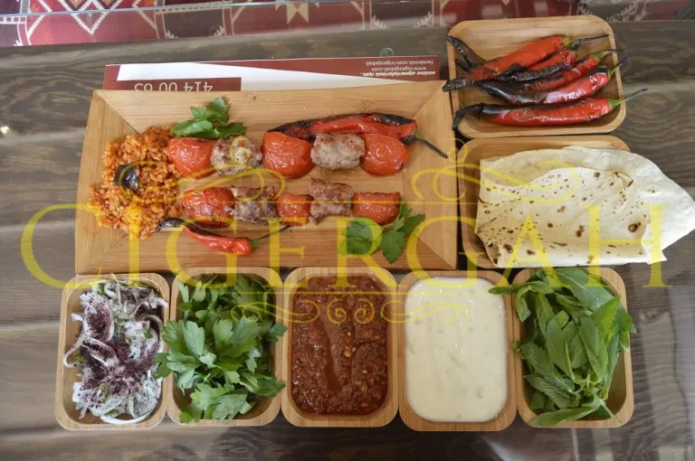 Domatesli kebap sofrası