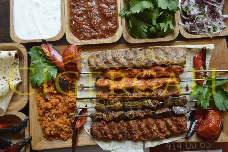 Karışık kebap sofrası: ciğer, et, tavuk ve Adana