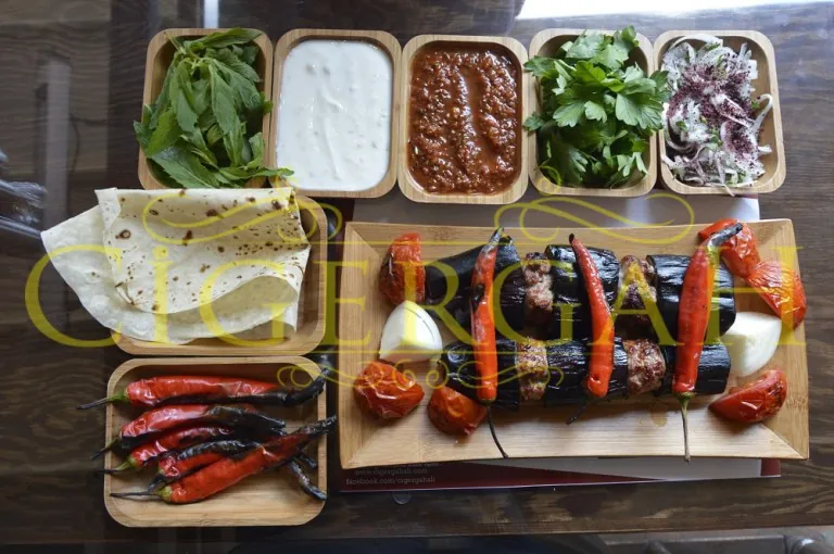 Patlıcanlı kebap sofrası