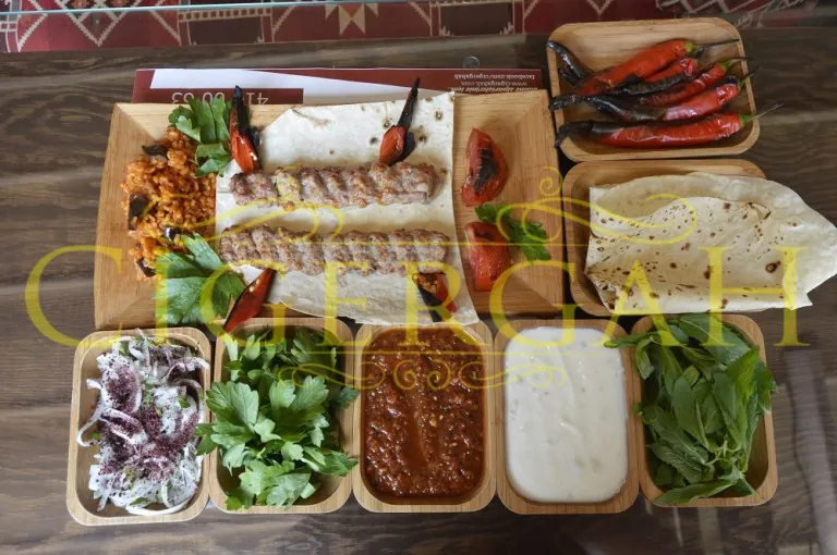 Urfa kebap sofrası ve ikramlar
